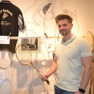 Fu&szlig;baller am Schl&auml;ger: Bei der Er&ouml;ffnung der Ausstellung zu 175 Jahren TSV Korbach bestaunten etwa Fu&szlig;baller wie Abteilungsleiter Volker Schnatz und Elias Mayer (rechts) die Badminton-Exponate.&nbsp; Wilhelm Figge
                Bild: Wilhelm Figge