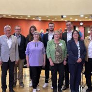 Der neu gewählte Vorstand des Sportkreises Main-Kinzig e. V. 
hintere Reihe von links: Christopher Overbeck, Daniela Kauck, Robin Lenz, Florian Dinges
vordere Reihe von links: Helmut Meister, Monika Dunkel, Brigitte Senftleben, Bettina Schonlau , Kerstin Seng, Hans Jürgen Wolfenstädter.                 Bild: Sportkreis Main-Kinzig e.V.