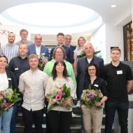 Der neue Vorstand des Sportkreises Waldeck-Frankenberg - vorn von links: Theo Schätte, Kerstin Mühlhausen, Sebastian Gleim, Sylvia Kuhnhenn, Johanna Ochs, Benedict Geise; mittlere Reihe von links: Matthias Schäfer, Carsten Habermann, Wolfgang Kratzert, Burkhard Specht; hinten von links: Marius Hamel, Gerhard Menkel, Uwe Steuber, Sebastian Steuber, Gerhard Gottmann, Verena Linnekugel. Es fehlen: Marianne Becker, Yasmin Huthwelker und Patrick Vogel.
                Bild: Thorsten Spohr