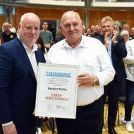 Aus den Händen seines Nachfolgers Jörg Pöschl (links) hat Norbert Möller die Urkunde erhalten, die ihn als Ehrenvorsitzenden des Sportkreises Hochtaunus ausweist.                Bild: Gerhard Strohmann