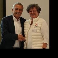 Günter Bausewein gratuliert seiner Nachfolgerin Sibylle Becker zur Wahl zur Sportkreis-Vorsitzenden.