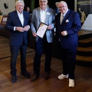 HBV-Präsident Michael Rüspeler  (Foto,mitte) wurde beim DBB-Bundestag in Braunschweig von DOSB-Vorstandsmitglied Volker Bouffier und DBB-Präsident Ingo Weiss mit der "goldenen DBB-Ehrennadel" ausgezeichnet.
                Bild: Spissinger