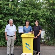 1. Platz - "Trink Dich fit - denn Durst macht schlapp"- Verbundschule Sinntal-Sterbfritz

von links: Helmut Meister, Vorsitzender des Sportkreises Main-Kinzig e. V. , Vertreterinnen der Verbundschule Sinntal-Sterbfritz - neben der Geldprämie bekam die Schule auch noch eine Spieltonne von der Mainova überreicht.
