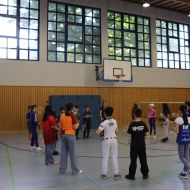 Mit Begeisterung zeigten die Schüler*innen der Geisbergschule in Linsengericht ihren Schultanz – überwiegend im Trikot ihrer Heimatvereine. Foto: lsb h