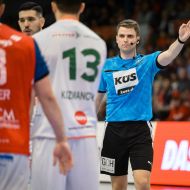 Lucas Hellbusch ist Schiedsrichter in der Handball-Bundesliga und pfeift regelmäßig vor vielen tausenden Zuschauer*innen.Foto: Marco Wolf