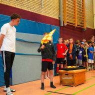 Der Influencer Pascal „Qualle“ Martin nimmt sich viel Zeit für die Nachwuchsfußballer aus Dorheim im Wetteraukreis. Er zeigt ihnen beispielsweise, wie man als Schiedsrichter Entscheidungen richtig anzeigt.Foto: lsb h