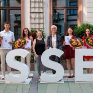 Das Foto zeigt (von links) Oskar Weber, Giulia-Noeme Heil, Sportjugend-Vorsitzende Malin Hoster, Hessens Sportbeauftragte Ann Kathrin Linsenhoff, Lisa Heimann, Daniela Schäfer und John Borsutzki.Fotos: Jörg Halisch/Sabine Weichert