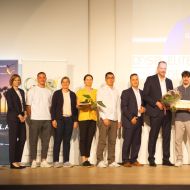 Das Foto zeigt (von links): Carolin Kubbe (Leiterin der Carl-von-Weinberg-Schule), Peter Lang (Lehrertrainer, Badminton), Nicol Bittner (Vizepräsidentin des Hessischen Badminton-Verbandes), Johanna Käpplein (U23-Nationaltrainerin, Badminton), Franklin Wahab (Landestrainer, Badminton), Pedro Ferreira (Frankfurter Sparkasse), Stefan G. Reuß (Geschäftsführender Präsident des Sparkassen- und Giroverbandes Hessen-Thüringen), Simon Krax (Eliteschüler des Jahres 2024), Annika Mehlhorn (Vizepräsidentin Leistungssport des Landessportbundes Hessen), Ann Kathrin Linsenhoff (Sportbeauftragte des Landes Hessen) und Dr. Ingo Wiedemeier (Vorstandsvorsitzender der Frankfurter Sparkasse).Foto: lsb h