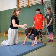 Wer einen Freiwilligendienst in einer Schule absolviert, gibt Kindern und Jugendlichen Hilfestellungen – etwa bei sportlichen Übungen.Foto: Sportjugend Hessen/Kai Peters