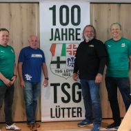 Bürgermeister Johannes Rothmund (2. v. r.) und Sportkreisvorsitzender Harald Piaskowski (2. v. l.) waren begeistert. Die Clubhaus-Sanierung der TSG Lütter ist dank Eigenleistung und vieler Fördergelder bestens gelungen. Sie dankten den verantwortlichen Vorstandsmitgliedern Steffen Brehl (rechts) und Marc Leipold (links) für den engagierten Einsatz des Vereins.                Bild: Judith Walther - TSG Lütter