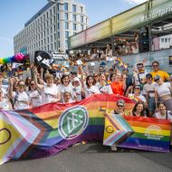 Im Regenbogen vereint: die Sportorganisationen vor dem Start der Demo.Foto: Thomas Lohnes / DFB / Getty