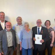 Bildunterschrift . l.: Stefan G. Reuß, Sportkreisvorsitzender; Edmund Pliefke, Vorstandsmitglied Finanzen; Gerd Seidlitz, Ressortleiter Sportinfrastruktur & Sportabzeichen; Inge & Joachim Kraus, Berater im Sportkreisvorstand; Tina Schott, Ressortleiterin Breitensport & Vereinsberatung; Yvonne Jaquet-Steinfeld, Ressortleiterin Bildung                Bild: Marvin Kraus