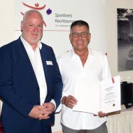 Sportkreis-Vorsitzender Jörg Pöschl (links) hat Michael Vetter vom TSV 08 Grävenwiesbach im "Kronenhof" in Bad Homburg die Ehrennadel in Gold überreicht.                 Bild: Gerhard Strohmann
