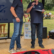 Thomas Plur, stellvertretender Sportkreisvorsitzende Fulda-Hünfeld, überbringt dem KCF-Vorsitzenden Wolfgang Zoth die Glückwünsche und die Jubiläumsurkunde im Auftrag von lsb h Präsidentin Juliane Kuhlmann                Bild: Joshua Piaskowski - Kanu-Club-Fulda