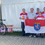 Gruppe von Personen mit der hessischen Flagge.