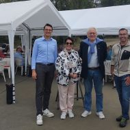 Sie gratulieren Doris Lochmüller zum 30. Info-Treff für Übungsleiter im Sportkreis Gießen: (von links) Christopher Lipp, Prof. Dr. Heinz Zielinski und Florian Kuhnhenne.		                Bild: Albert Mehl