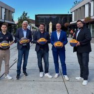 Imran Uyar, Landestrainer 3x3 Basketball, Hessischer Basketball Verband e.V.; Michael
Rüspeler, Präsident des Hessischen Basketball Verbands; Sebastian Wysocki,
Bürgermeister der Quellen- und Festspielstadt Bad Vilbel, Daniel Kumelis, Geschäftsführer
Stadtmarketing Bad Vilbel e.V.; Tim Brentjes, Deutscher Basketball Bund, Leitung
Geschäftsbereich II Jugend
                Bild: Stadtmarketing Bad Vilbel e.V.