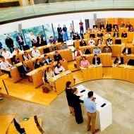 Die Jugendlichen werden zum HOP-Landesjugendkongress im Hessischen Landtag begrüßt.Foto: David Wedmann