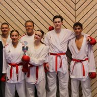 Team Hessen: V.l.: Peter Bancov (Kampfrichter), Marvin Bier (Teamleader), Maria Ruppel, Alexander Lang (Landestrainer Kumite Nord), Christina Keller (Karate Schule Wuppertal), Eric Ridiger, Roman Raiswich: Sieger im Ländervergleichskampf gegen die LILTEC RKV                Bild: Martina Bier für den HFK