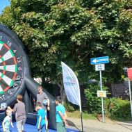 Besuchermagnet: Das riesige Fußball-Dart der Sportkreisjugend Darmstadt-Dieburg war ein Hingucker.                Bild: SKJ