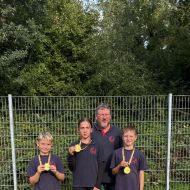 Die Pétanque-Krone setzten sich an diesem Wochenende  Hessens Jüngste in der Altersklasse der Minimes1 auf: Chiara Fagiolino (PV Groß Zimmern), Philipp Lau (CdP Dieburg) und Milo Peter (KSG Brandau) blieben an diesem Wochenende ungeschlagen und wurden damit folgerichtig Deutscher Meister in ihrer Altersklasse. Auf dem Bild das Team mit Ihrem Trainer Stefan Bonifer
HPV-Vizepräsident Jugend                Bild: Hessischer Petanque Verband