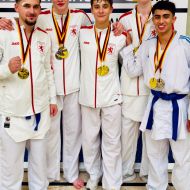 Gold für das Kumite Team Herren, Kampfgemeinschaft Nordhessen mit v.l.: Armin Kurtanovic, Eric Ridiger, Roman Raiswich, Alexander Elenberger, Heidar Safi                Bild: Viktor Ridiger für den HFK