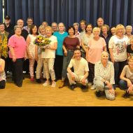 Die Linedancegruppe des TSC Rot-Gold Büdingen verabschiedet seine älteste Mittänzerin.


                Bild: Hans-Jürgen Westphal