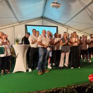 Sportkreisvorsitzender Harald Piaskowski gibt den "Ehrenamtlichen Wölfen" ein Gesicht. Er holte das ganze Vorstandsteam auf die Bühne und dankte der ganzen Mannschaft für den bemerkenswerten Einsatz. Die Gäste belohnten dies mit einem donnernden Applaus.                 Bild: Johannes Götze