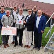 v. l.: Emily Fischer, Tamara Hohmann (beide Landkreis Fulda), Marcel Schulz (SG Oberkalbach), Harald Piaskowski (Sportkreis), Markus Hackenberg (Gemeinde Kalbach), Hans Dorn (SG Oberkalbach), EKB Frederik Schmitt (Landkreis Fulda), Dietmar Pfeiffer (Kreisfußballwart), Norbert Frischkorn (Sponsor aus Toronto)                Bild: Ernst Lamp - SG Oberkalbach