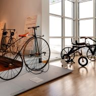 Fahraddesign aus drei Jahrhunderten stand bei der Ausstellung &bdquo;Der eigene Antrieb. Feine R&auml;der&ldquo; im Frankfurter Museum f&uuml;r Angewandte Kunst im Mittelpunkt. Aber auch Industrie- und Sozialgeschichte rund um das Thema Radfahren wurden thematisiert.Foto: G&uuml;nzel/Radedemacher/MAK