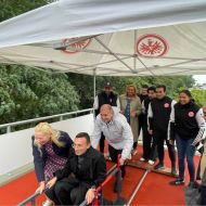 Frankfurts Oberbürgermeister Mike Josef testet die neue Bob-Anschubbahn. Hessens Sportministerin Diana Stolz und Eintracht-Präsident Beck schieben an.                Bild: HBSV
