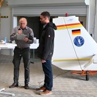 Harald Piaskowski (links) gratuliert dem Vorsitzenden Daniel Kümmel im Auftrag von lsb h Präsidentin Juliane Kuhlmann                Bild: Antonio Müller - Aero-Club Rhön e. V. Fulda