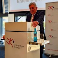 Ein letztes Mal stellt Helmut Meister die Haushaltszahlen des lsb h vor.Foto: lsb h