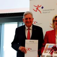 Abschied nach 35 Jahren. Juliane Kuhlmann überreichte die Urkunde zur Ehrenmitgliedschaft des Präsidiums an Helmut Meister.Foto: lsb h                Bild: lsb h