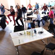 Gemeinsames Aufwärmen beim Alltags-Fitness-Test für Senioren.
                Bild: Stoepler