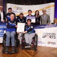 Es gratulierten (2. Reihe von rechts) Sportlerin Manuela Schmermund, die
Sportbeauftragte des Landes Hessen Ann Kathrin Linsenhoff, Barbara Bug-Naumann,
Generalbevollmächtigte der Volksbank Darmstadt Mainz eG (3.von rechts) sowie Juliane Kuhlmann,
Präsidentin des Landessportbundes Hessen (ganz links).                Bild: Genoverband e. V./ Franz Fender