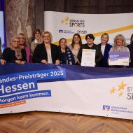 Stolz präsentiert sich die Delegation des VfL Altenstadt dem Fotografen                Bild: Genoverband e.V. | Franz Fender