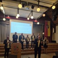 Harald Piaskowski bedankt sich bei den Vorsitzenden für ihren außerordentlichen Einsatz in 136 Ehrenamtsjahren. 

Sportkreis Ehrenvorsitzender Hein-Peter Möller (links) und Bürgermeisterin Dana Hauke übergeben die Urkunden des lsb h und eine Rose der Gemeinde.                 Bild: Frank Hauke, VfL Eiterfeld