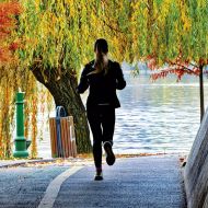 Läufer*innen brauchen im Herbst und im Winter eine gute Ausrüstung, um Rutschgefahr auf Laub, Nässe oder Eis zu vermeiden. Foto: pixabay