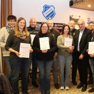 Vorstände von sechs Vereinen holten ihre Urkunden persönlich ab: Das Foto zeigt sie im Viermündener Sportheim mit Sportkreis-Chef Uwe Steuber (4. v. rechts).                 Bild: Gerhard Menkel