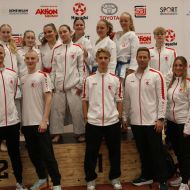 Kata Team Hessen: Vorne rechts: Leistungssportreferent Christian Bonsiep, daneben die Kata Landestrainer Sophie Wachter und Thorsten Steiner sowie links außen: Betreuer Markus Seitz und daneben Betreuer Noel Seitz                Bild: Martina Bier für den HFK