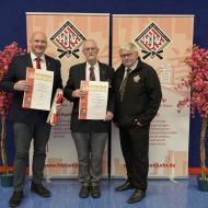 Michaelo Walter (links) und Werner Müller (Mitte) wurden von HJV-Präsident Sven Deeg ausgezeichnet.                Bild: Carsten Loos