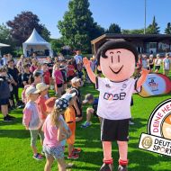 Riesen-Trubel beim Sportabzeichen-Tourstopp des DOSB während des Hessentags in Bad Vilbel. Der Sportkreis Wetterau hat jetzt die Schulen ausgezeichnet, die die meisten Schüler/innen zur Teilnahmen bewegen konnten.                Bild: Ralf Wächter / DOSB