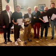 Das Foto zeigt den Präsidenten des Segelclub Edersee Guido Kalbe (links), den Präsidenten des Hessischen Seglerverbandes, Klaus-Dieter Lachmann (Mitte) und den Sieger Björn Geisler mit seiner Crew (v.l.n.r) Mattis Blum (ESV), Julian Leschinsky (SCAS) und Philipp Behrendt (ESV). Es fehlt Cedric Stiel (ESV).                Bild: Johannes Brack, Sportwart Segelclub Edersee e.V.