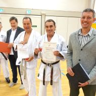 Von links: Michael Ahl, Tobias Kern (Trainer im Karateverein), der Präsident des Hessichen Fachverbandes für Karate Reinhard Schmidt-Echardt, Markus Emmerich 7. Dan, Richard Grasse 6. Dan und Dieburgs Bürgermeister Fank Haus.                Bild: Richard Grasse für den HFK