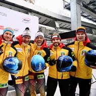 Tim Becker und Adam Ammour (von rechts) waren mit ihrem Abschneiden im Zweierbob recht zufrieden                Bild: Viesturs Lacis