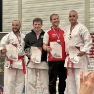 Zweiter von links: Eduard Lichonin, Kategorie Kata Ü-30 männlich: Gold                 Bild: Eduard Lichonin für den HFK