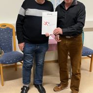 Emil Krah vom Fuldaer Sportverein für Sport und Gesundheit erhält vom Sportkreisvorsitzenden die lsb h Ehrenurkunde im Auftrag der Präsidentin Juliane Kuhlmann                Bild: Fuldaer Verein für Sport und Gesundheit