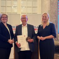 "Sportministerin" Diana Stolz und lsb h Präsidentin Juliane Kuhlmann (links) zeichnen den Ehrenvorsitzenden des Sportkreis Fulda-Hünfeld für sein jahrzentelanges Engagement mit der Sportplakette des Landes Hessen aus.                Bild: Carsten Möller