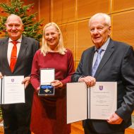 Staatsministerin Diana Stolz händigt die Hessischen Verdienstorden an (v. l.) Norbert Möller und Ulrich Manthei aus.
Bild: Hessische Staatskanzlei | Paul Müller